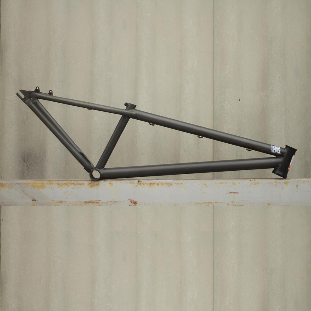 leafcycles Ruler Pro Dirtjumping Rahmen vor grauer Wand