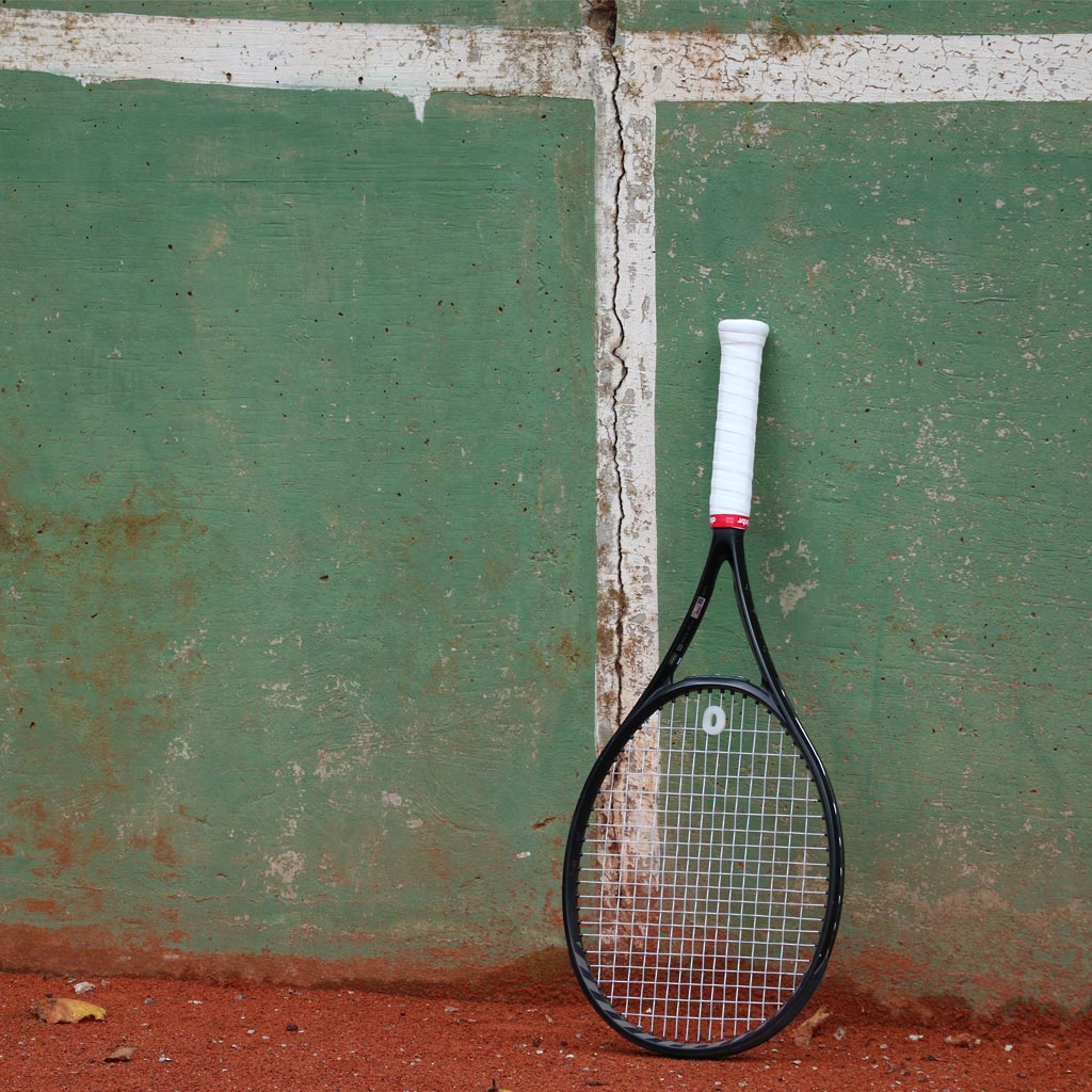 Tennischläger vor Ballwand